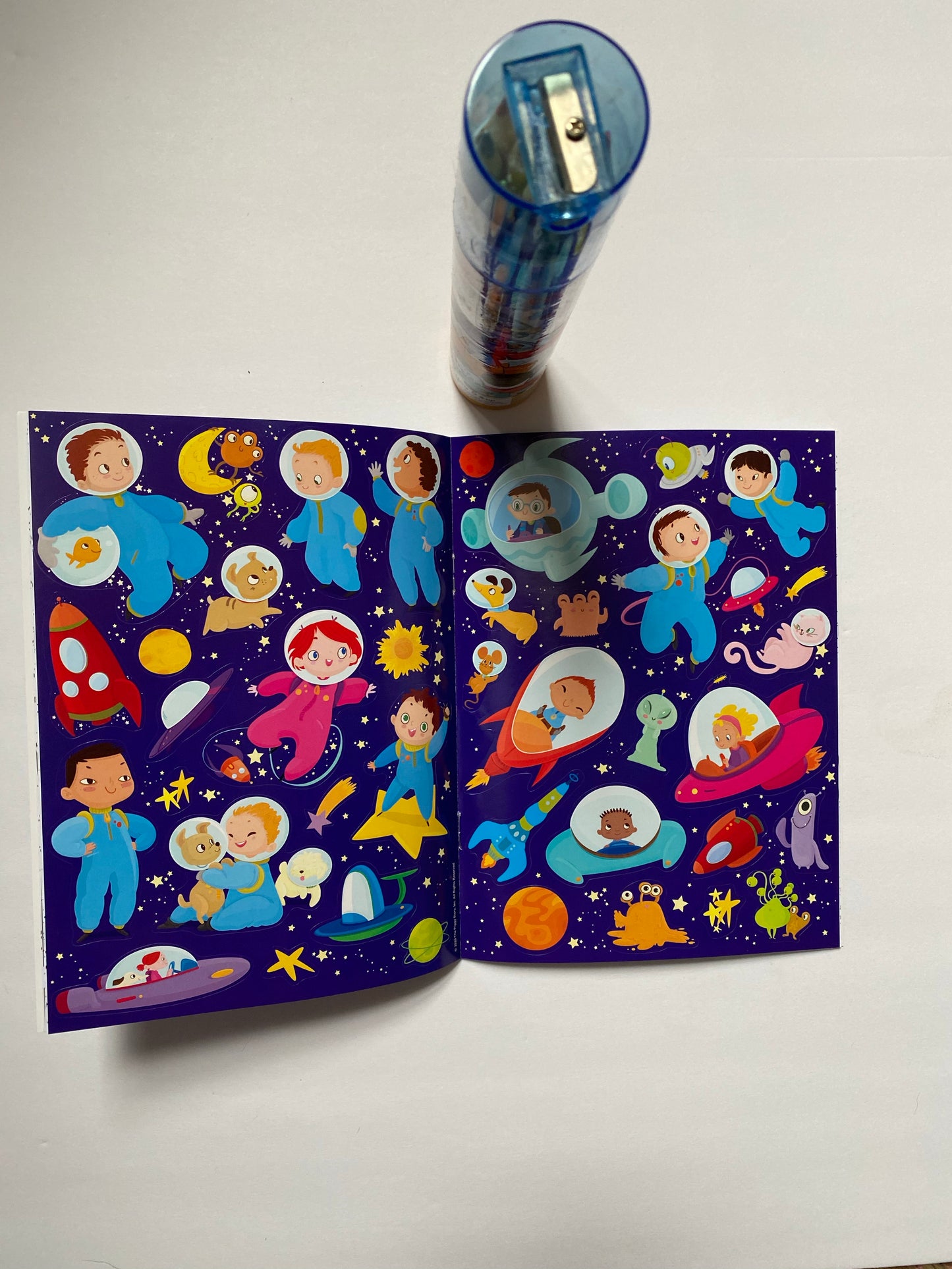 Space & Cars activity book w. Colored pencil set